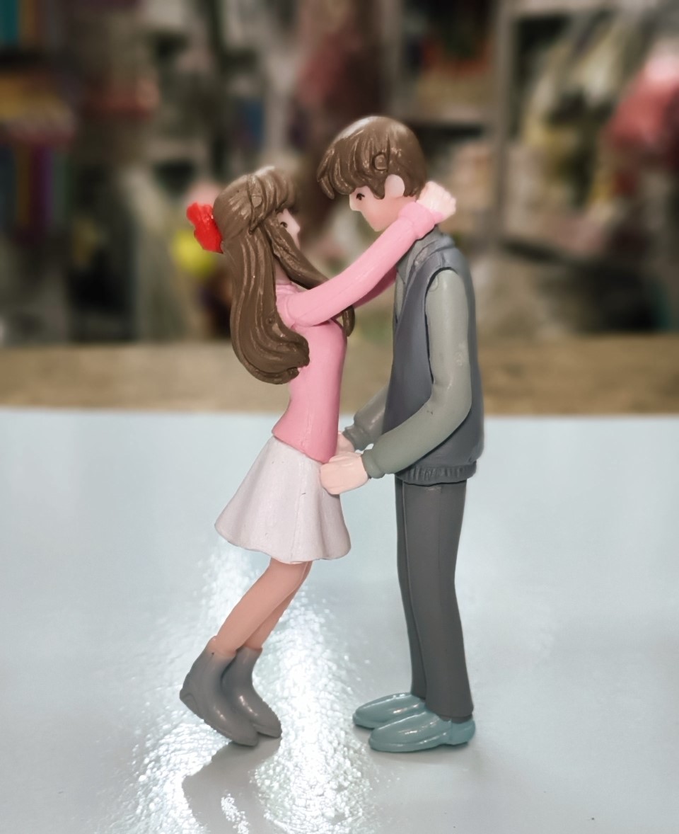 COUPLE HUG CAKE TOPPER