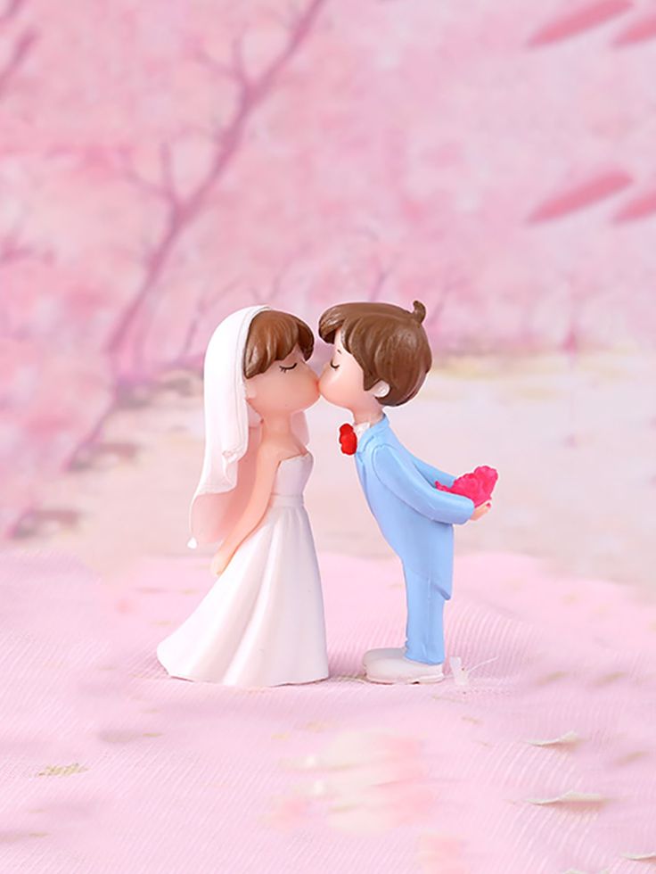 COUPLE KISSING CAKE TOPPER